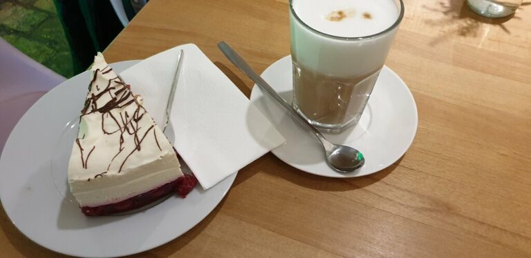 latte kuchen 1 768x374