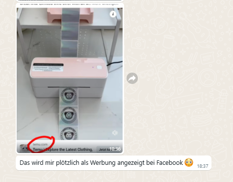 Ein pinker Drucker mit einem QR-Code und einem Bildschirm, der Werbung für Kleidung anzeigt, auf einem Tisch platziert.